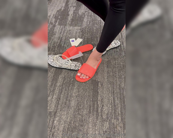 Lilmisdry aka lilmisdry Foot Fetish - 08-23-2023 OnlyFans Video - Walking in my flip flops and trying on new sandals in 4K