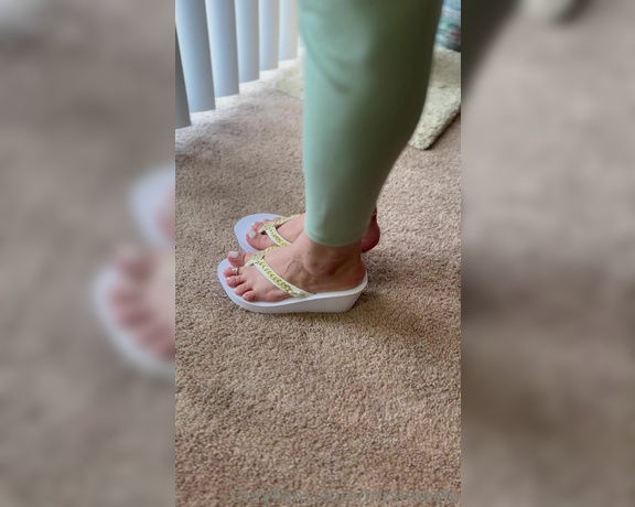 Lilmisdry aka lilmisdry Foot Fetish - 08-27-2023 OnlyFans Video - My new white Guess wedges video  827