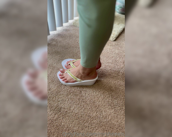 Lilmisdry aka lilmisdry Foot Fetish - 08-27-2023 OnlyFans Video - My new white Guess wedges video  827