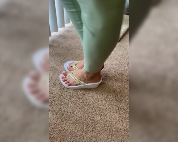 Lilmisdry aka lilmisdry Foot Fetish - 08-27-2023 OnlyFans Video - My new white Guess wedges video  827