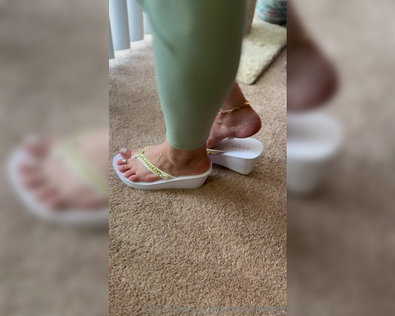 Lilmisdry aka lilmisdry Foot Fetish - 08-27-2023 OnlyFans Video - My new white Guess wedges video  827