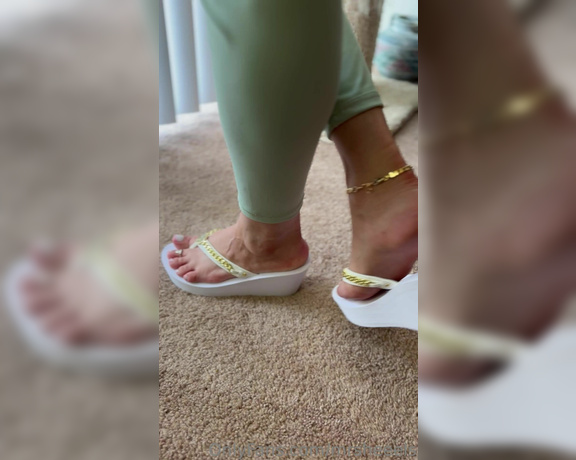 Lilmisdry aka lilmisdry Foot Fetish - 08-27-2023 OnlyFans Video - My new white Guess wedges video  827