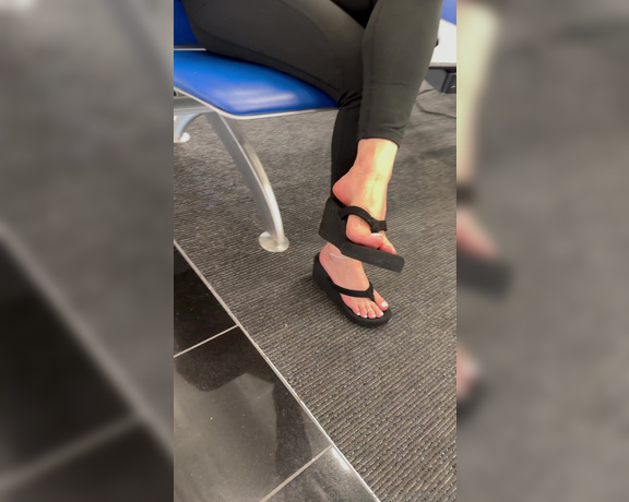 Lilmisdry aka lilmisdry Foot Fetish - 09-01-2023 OnlyFans Video - Im currently at the airport but I took a little time here to make a video