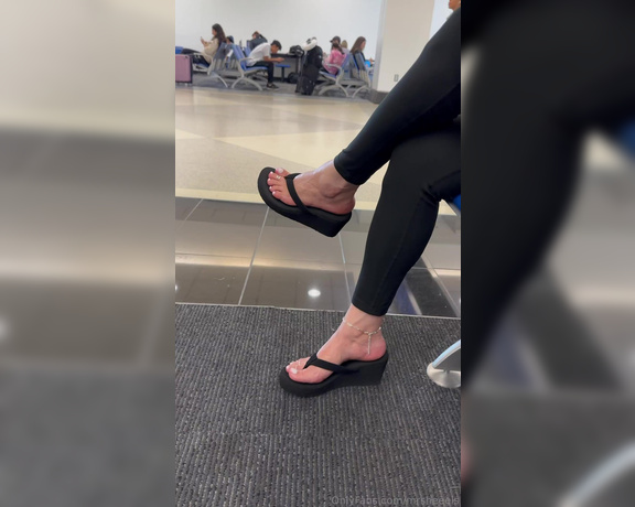 Lilmisdry aka lilmisdry Foot Fetish - 09-01-2023 OnlyFans Video - Im currently at the airport but I took a little time here to make a video