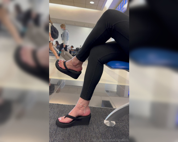 Lilmisdry aka lilmisdry Foot Fetish - 09-01-2023 OnlyFans Video - Im currently at the airport but I took a little time here to make a video