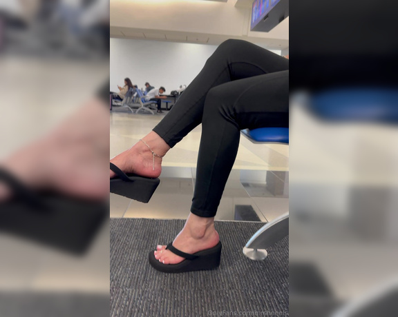 Lilmisdry aka lilmisdry Foot Fetish - 09-01-2023 OnlyFans Video - Im currently at the airport but I took a little time here to make a video