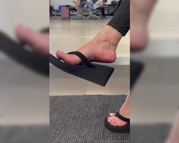 Lilmisdry aka lilmisdry Foot Fetish - 09-01-2023 OnlyFans Video - Im currently at the airport but I took a little time here to make a video