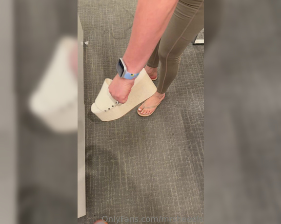 Lilmisdry aka lilmisdry Foot Fetish - 08-12-2023 OnlyFans Video - Trying on a pair of platform sandals