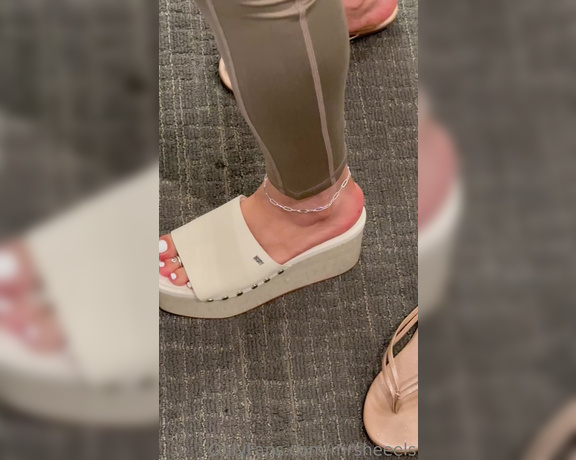 Lilmisdry aka lilmisdry Foot Fetish - 08-12-2023 OnlyFans Video - Trying on a pair of platform sandals