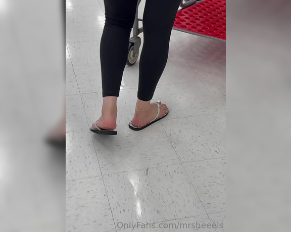 Lilmisdry aka lilmisdry Foot Fetish - 08-21-2023 OnlyFans Video - Three 4K Videos of me walking in Roxy flip flops