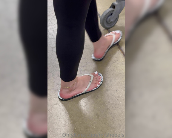 Lilmisdry aka lilmisdry Foot Fetish - 08-23-2023 OnlyFans Video - Walking in my flip flops and trying on new sandals in 4K