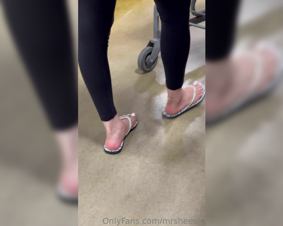 Lilmisdry aka lilmisdry Foot Fetish - 08-23-2023 OnlyFans Video - Walking in my flip flops and trying on new sandals in 4K