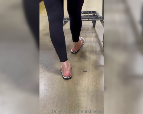 Lilmisdry aka lilmisdry Foot Fetish - 08-23-2023 OnlyFans Video - Walking in my flip flops and trying on new sandals in 4K