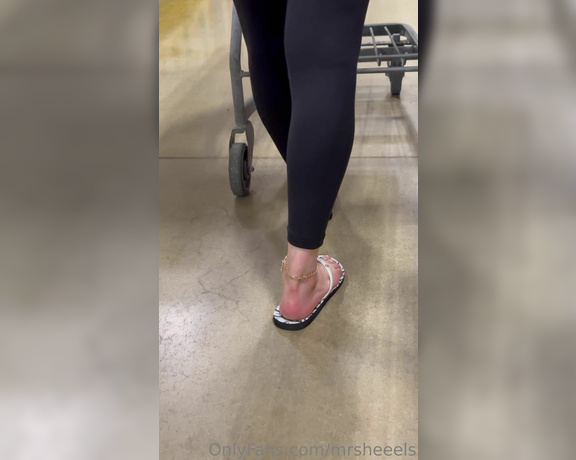 Lilmisdry aka lilmisdry Foot Fetish - 08-23-2023 OnlyFans Video - Walking in my flip flops and trying on new sandals in 4K