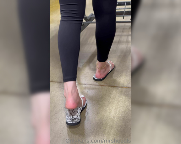 Lilmisdry aka lilmisdry Foot Fetish - 08-23-2023 OnlyFans Video - Walking in my flip flops and trying on new sandals in 4K