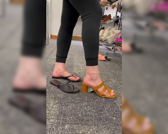 Lilmisdry aka lilmisdry Foot Fetish - 12-22-2023 OnlyFans Video - New video at the mall