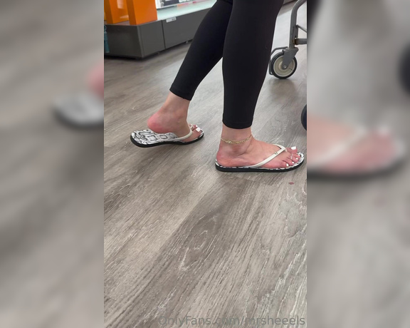 Lilmisdry aka lilmisdry Foot Fetish - 08-21-2023 OnlyFans Video - Three 4K Videos of me walking in Roxy flip flops