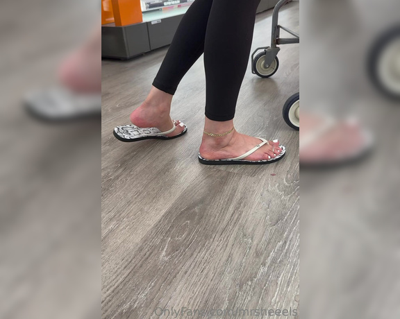 Lilmisdry aka lilmisdry Foot Fetish - 08-21-2023 OnlyFans Video - Three 4K Videos of me walking in Roxy flip flops