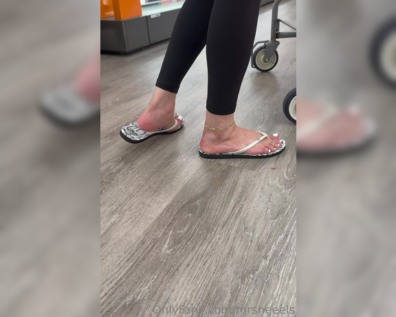 Lilmisdry aka lilmisdry Foot Fetish - 08-21-2023 OnlyFans Video - Three 4K Videos of me walking in Roxy flip flops