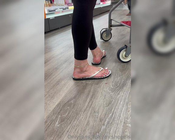 Lilmisdry aka lilmisdry Foot Fetish - 08-21-2023 OnlyFans Video - Three 4K Videos of me walking in Roxy flip flops