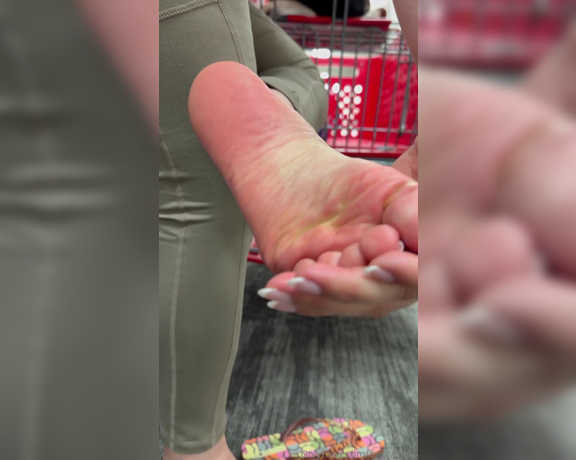 Lilmisdry aka lilmisdry Foot Fetish - 09-30-2023 OnlyFans Video - New Video massaging my soles in public