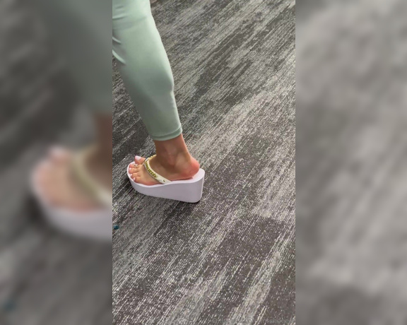 Lilmisdry aka lilmisdry Foot Fetish - 09-08-2023 OnlyFans Video - Walking in my white wedges part 1