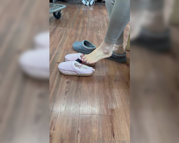 Lilmisdry aka lilmisdry Foot Fetish - 11-14-2023 OnlyFans Video - Trying on my new slippers