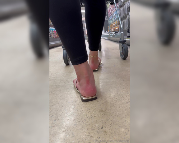 Lilmisdry aka lilmisdry Foot Fetish - 10-01-2023 OnlyFans Video - Walking in my gold Torys low level 4K view