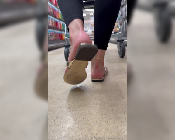 Lilmisdry aka lilmisdry Foot Fetish - 10-01-2023 OnlyFans Video - Walking in my gold Torys low level 4K view