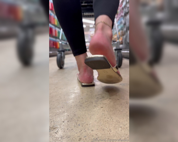 Lilmisdry aka lilmisdry Foot Fetish - 10-01-2023 OnlyFans Video - Walking in my gold Torys low level 4K view