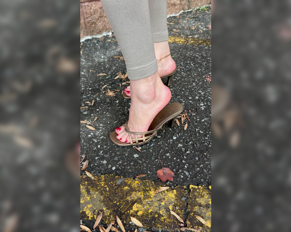 Lilmisdry aka lilmisdry Foot Fetish - 01-14-2024 OnlyFans Video - New video modeling my new custom made leather gold Moore heels I just love them