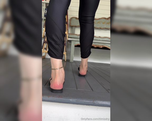 Lilmisdry aka lilmisdry Foot Fetish - 07-17-2024 OnlyFans Video - Heres a video of myself walking around in my wedges and my new flip flops