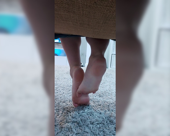 Queen1991 aka queen9999111 Foot Fetish - 04-26-2021 OnlyFans Video - Wanna peak whilst I work