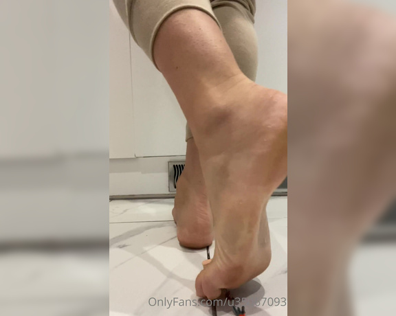 Queen1991 aka queen9999111 Foot Fetish - 07-01-2021 OnlyFans Video - Trample trample cx