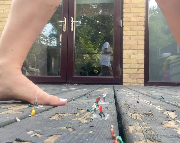 Queen1991 aka queen9999111 Foot Fetish - 07-17-2022 OnlyFans Video - Big giantess coming through