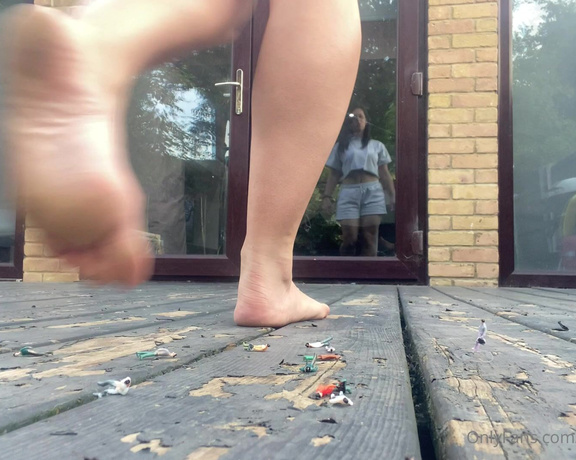 Queen1991 aka queen9999111 Foot Fetish - 07-17-2022 OnlyFans Video - Big giantess coming through