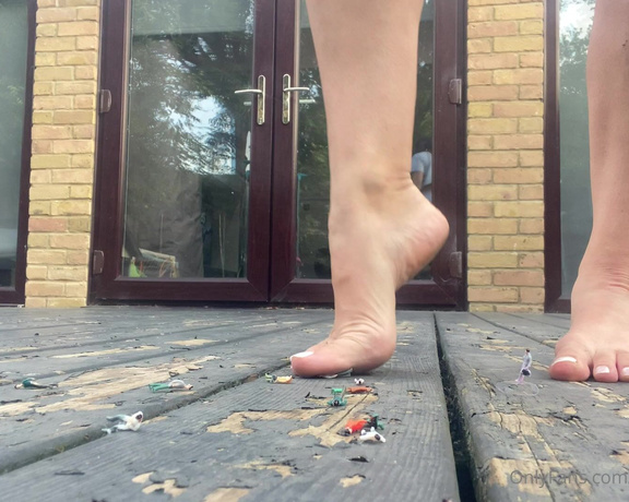 Queen1991 aka queen9999111 Foot Fetish - 07-17-2022 OnlyFans Video - Big giantess coming through