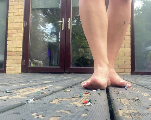 Queen1991 aka queen9999111 Foot Fetish - 07-17-2022 OnlyFans Video - Big giantess coming through