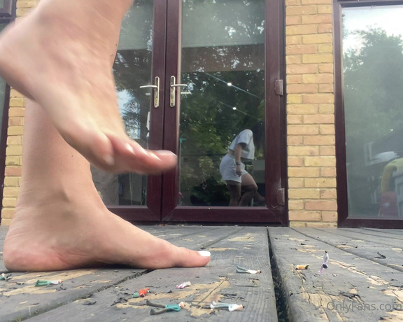 Queen1991 aka queen9999111 Foot Fetish - 07-17-2022 OnlyFans Video - Big giantess coming through