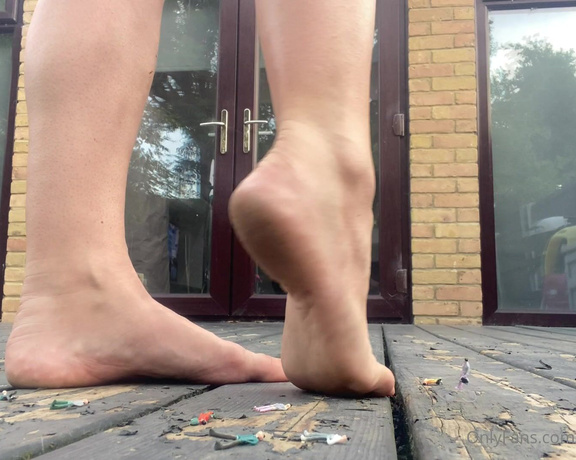 Queen1991 aka queen9999111 Foot Fetish - 07-17-2022 OnlyFans Video - Big giantess coming through