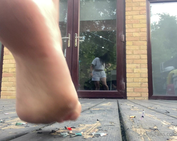 Queen1991 aka queen9999111 Foot Fetish - 07-17-2022 OnlyFans Video - Big giantess coming through