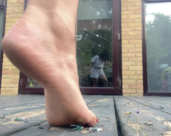 Queen1991 aka queen9999111 Foot Fetish - 07-17-2022 OnlyFans Video - Big giantess coming through