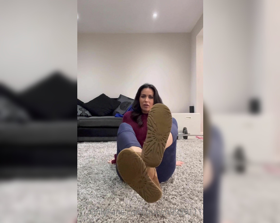 Queen1991 aka queen9999111 Foot Fetish - 03-31-2023 OnlyFans Video - Ugg ugg uggs