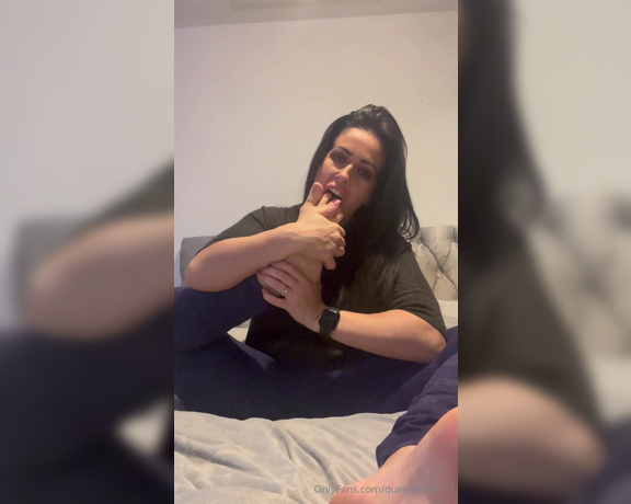 Queen1991 aka queen9999111 Foot Fetish - 02-01-2024 OnlyFans Video - Yum yum