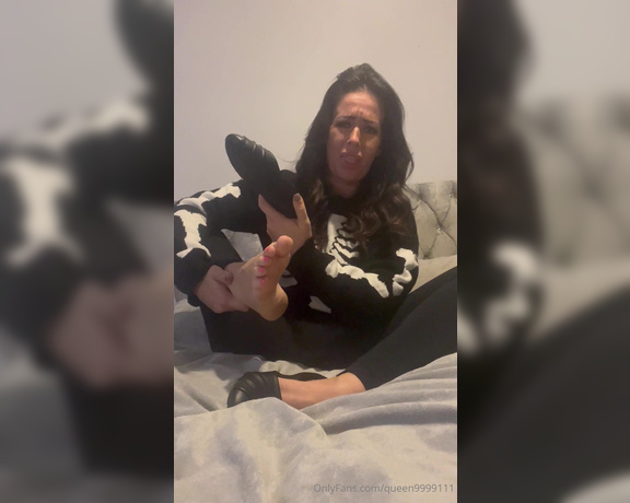 Queen1991 aka queen9999111 Foot Fetish - 11-07-2023 OnlyFans Video - Smelly black flats mmmm lets clean them