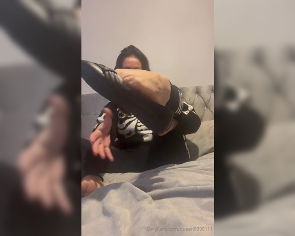 Queen1991 aka queen9999111 Foot Fetish - 11-07-2023 OnlyFans Video - Smelly black flats mmmm lets clean them