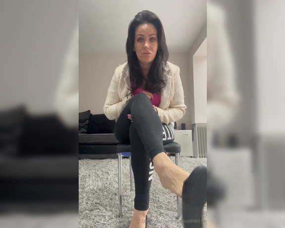 Queen1991 aka queen9999111 Foot Fetish - 01-06-2024 OnlyFans Video - Heel dangling giantes