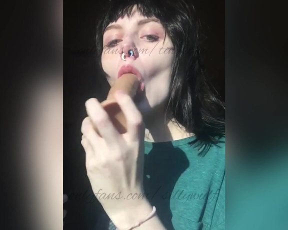 Alyx Wulf aka sillywulf Foot Fetish - 09-23-2021 OnlyFans Video - dildo deepthroating till i cry, tip for more like this 3 im doing this for yall