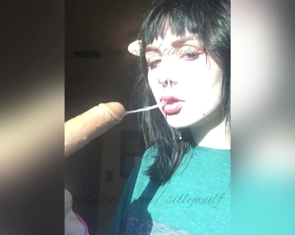 Alyx Wulf aka sillywulf Foot Fetish - 09-23-2021 OnlyFans Video - dildo deepthroating till i cry, tip for more like this 3 im doing this for yall