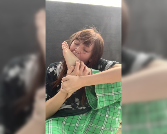 Alyx Wulf aka sillywulf Foot Fetish - 08-03-2022 OnlyFans Video - self worship on the balcony